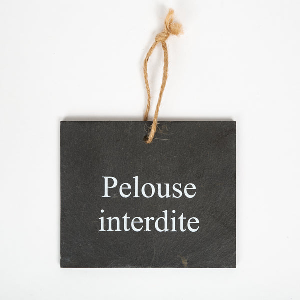 Slate label "Pelouse interdite"